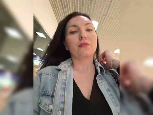 DIVORA deepthroat camshow