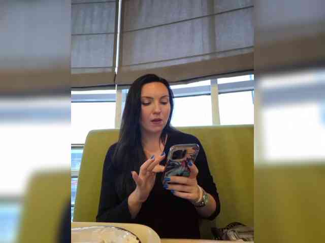 DIVORA pussy play show