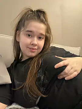 HornyGirlH threesome