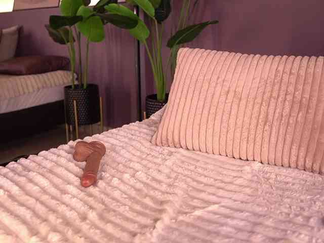 IzzyWild self squirt