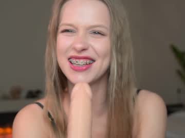 Ella_twinkle tits and ass camshow