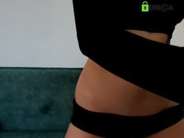 Hollyextra pussy play