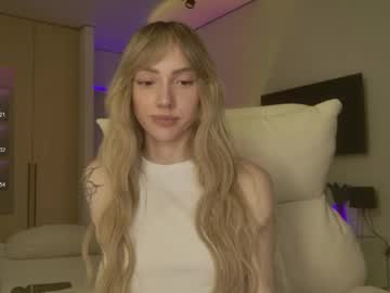 Lunainnk tits and ass show